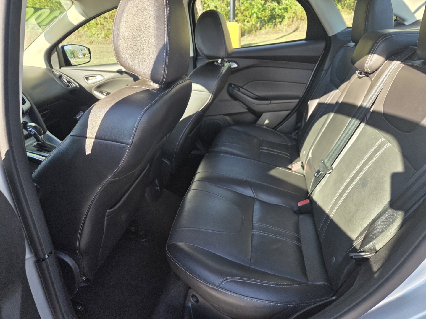 2014 SILVER /Black Ford Focus SE Sedan (1FADP3F23EL) with an 2.0L L4 DOHC 16V engine, Automatic transmission, located at 1221 Madison St., Shelbyville, TN, 37160, (931) 680-9439, 0.000000, 0.000000- Photo#4