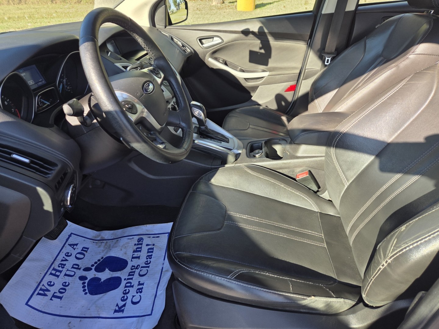 2014 SILVER /Black Ford Focus SE Sedan (1FADP3F23EL) with an 2.0L L4 DOHC 16V engine, Automatic transmission, located at 1221 Madison St., Shelbyville, TN, 37160, (931) 680-9439, 0.000000, 0.000000- Photo#5