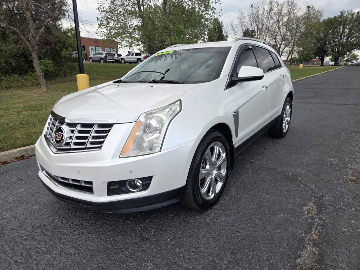 2016 WHITE /Beige Cadillac SRX Premium Collection FWD (3GYFNDE38GS) with an 3.6L V6 DOHC 24V FFV engine, 6A transmission, located at 1221 Madison St., Shelbyville, TN, 37160, (931) 680-9439, 0.000000, 0.000000- Photo#0