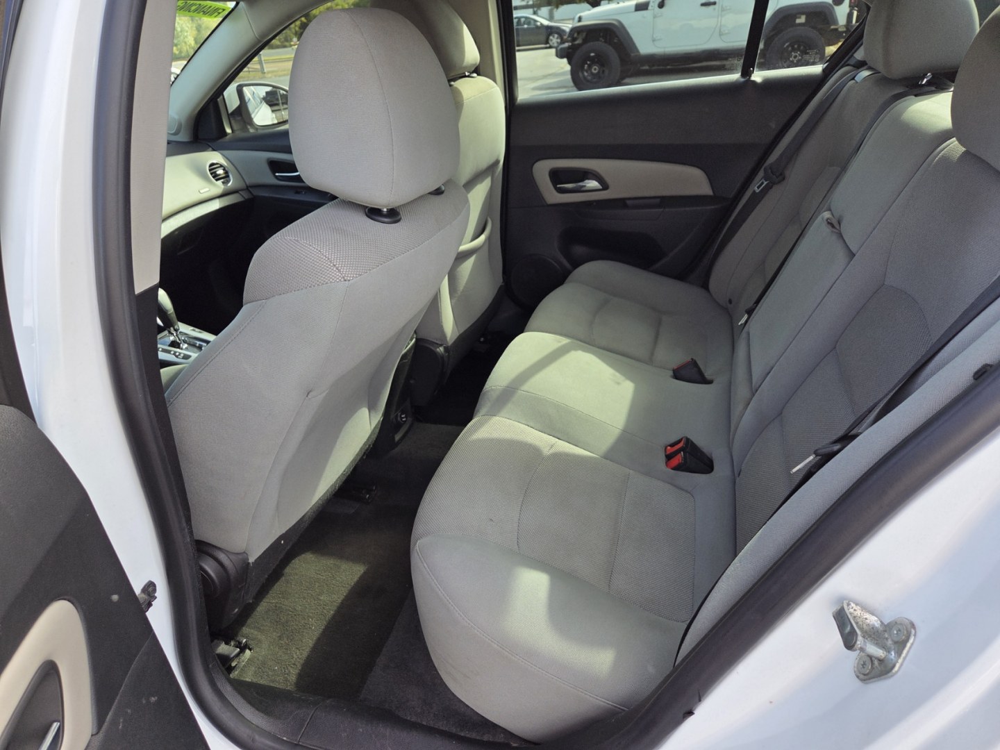2015 WHITE /Gray Chevrolet Cruze 1LT Auto (1G1PC5SB2F7) with an 1.4L L4 DOHC 16V TURBO engine, 6-Speed Automatic transmission, located at 1221 Madison St., Shelbyville, TN, 37160, (931) 680-9439, 0.000000, 0.000000- Photo#4